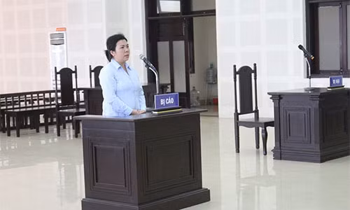 Chỉ vì mâu thuẫn nhỏ trong lúc mua bánh xèo, Yên đã dùng dao đâm hai nhát vào người bà chủ quán, gây thương tích 55%.