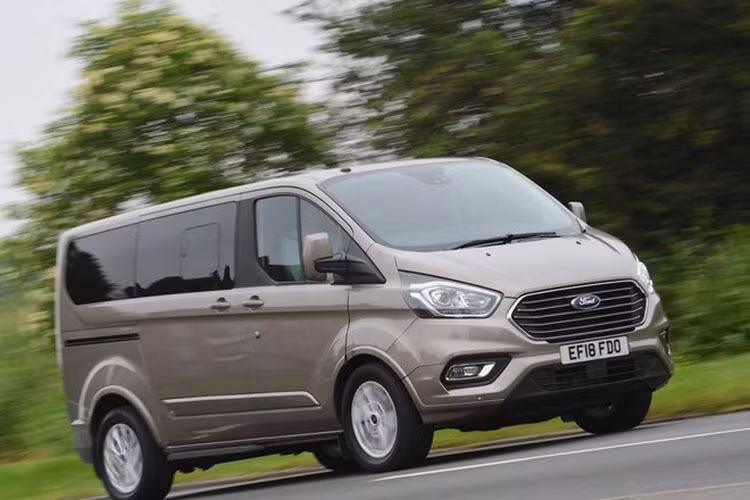 Là một mẫu MPV cỡ trung, hay còn được gọi là minibus, mẫu xe MPV Ford Tourneo được đưa ra nhiều kiểu bố trí nội thất khác nhau tuỳ thuộc mục đích sử dụng. Hiện chưa rõ phiên bản bán ra ở Việt Nam sẽ có mấy chỗ ngồi. Xe có thể được sắp xếp 8 hoặc 9 chỗ. Ngoài ra, Tourneo còn bản Connect nhỏ hơn với 5 hoặc 7 chỗ ngồi. Bản bán ra ở Việt Nam có khả năng là bản 9 chỗ.