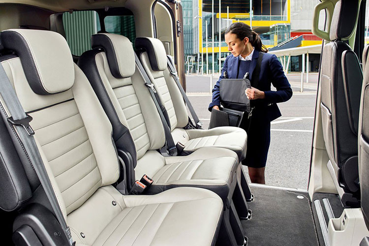 Ở thị trường quốc tế, Ford Tourneo có tuỳ chọn máy dầu EcoBlue 1,5 lít hoặc máy xăng EcoBoost dung tích 1 lít. Hộp số tự động 6 cấp. Trang bị an toàn trên Tourneo có đầy đủ hỗ trợ phanh và cân bằng điện tử, hỗ trợ khởi hành ngang dốc và ga tự động (Cruise Control).