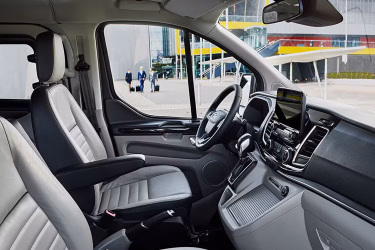 Mẫu xe Ford Tourneo 2019 có khoang cabin thiết kế khá hiện đại như những mẫu xe Ford sedan hay SUV đời mới nhất. Vô-lăng 3 chấu kiểu mới. Màn hình giải trí trung tâm 8 inch đặt nổi, tích hợp SYNC 3. Bản tiêu chuẩn chỉ có đầu CD và SYNC 1.