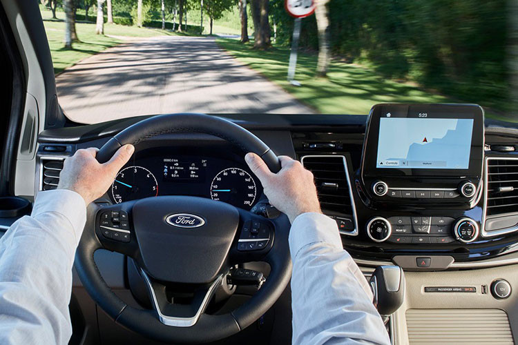 Bản cao cấp nhất của Ford Tourneo tại thị trường Anh quốc còn có cảnh báo điểm mù, hỗ trợ phanh khẩn cấp tự động, cảnh báo và duy trì làn đường, hỗ trợ đỗ xe giống Everest và Ranger mới.