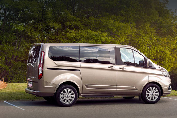 Về bản chất, Tourneo được phát triển từ hệ thống gầm bệ của Transit - mẫu minibus quen thuộc và bán chạy nhất tại Việt Nam. Do đó, kích thước xe cũng có phần tương đồng. Theo chia sẻ từ tư vấn bán hàng, mẫu xe Tourneo sẽ được thiết kế phục vụ gia đình hoặc khách hạng sang chứ không chở khách thông thường như Transit, do đó hướng tới tập khách hàng khác mẫu xe anh em của mình.