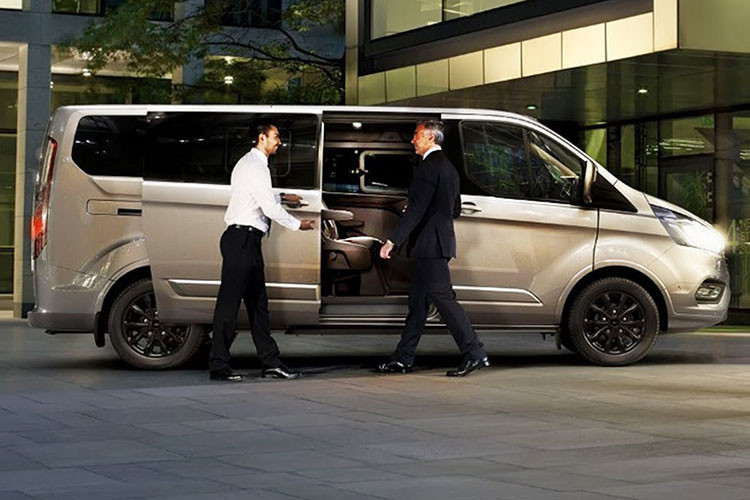 Giá bán Ford Tourneo vẫn chưa được tiết lộ nhưng được ước tính dưới 1 tỷ đồng. Xe sẽ được bán với không dưới 2 phiên bản. Nếu đúng mức giá này, Ford Tourneo sẽ khá cạnh tranh với Kia Sedona - mẫu xe gia đình có giá trên 1 tỷ đồng.