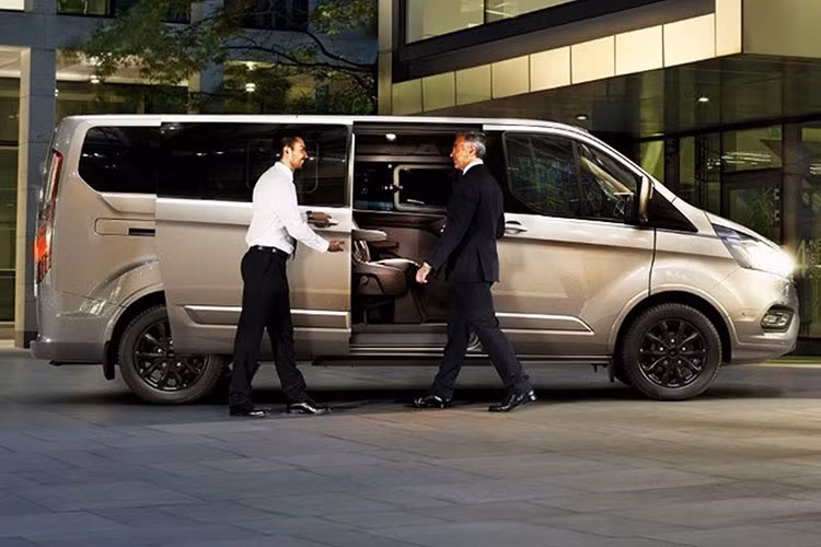 Giá bán Ford Tourneo vẫn chưa được tiết lộ nhưng được ước tính dưới 1 tỷ đồng. Xe sẽ được bán với không dưới 2 phiên bản. Nếu đúng mức giá này, Ford Tourneo sẽ khá cạnh tranh với Kia Sedona - mẫu xe gia đình có giá trên 1 tỷ đồng.