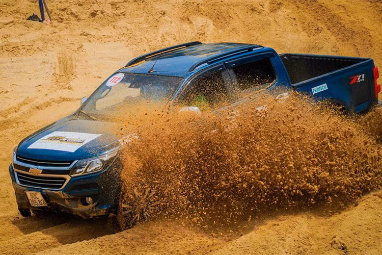 Ngoài phiên bản LT thấp nhất có hệ dẫn động cầu sau, mọi phiên bản khác của Colorado 2017 tại Việt Nam đều có hệ dẫn động 4 bánh. Hộp số tự động 6 cấp được trang bị trên phiên bản High Country, trong khi hộp số sàn 6 cấp xuất hiện trên các phiên bản LT. Đây cũng là mẫu xe sẽ cạnh tranh trực tiếp với "đối thủ" Ford Ranger.