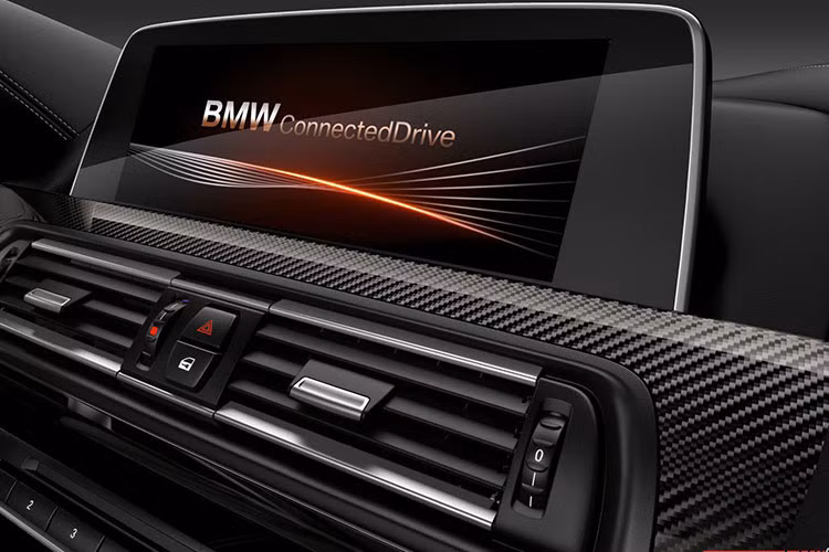 Ngoài những cải tiến về động cơ, BMW M6 Competition 2016 còn được những công nghệ mới.