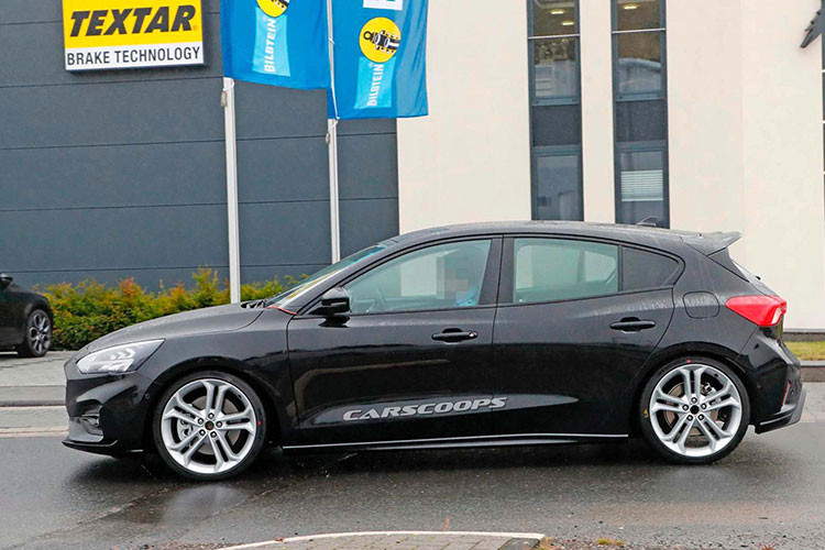 Đây nhiều khả năng sẽ là phiên bản được hãng xe ôtô Ford tung bán ra thj trường thế giới trong năm sau. Theo những hình ảnh ghi lại được, Focus ST trông như Focus bản thường với trang bị ngoại thất thể thao: sẽ có phần lưới tản nhiệt trước dạng tổ ong, cụm đèn pha full LED khá sắc sảo, không có khe hút gió nào ở cản trước.