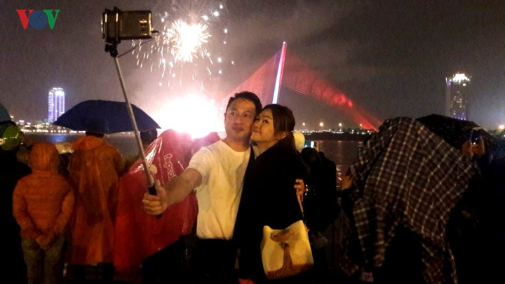 Man nhan man ban phao hoa ben song Han, Da Nang-Hinh-4