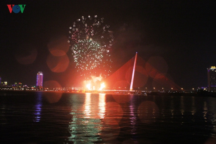 Man nhan man ban phao hoa ben song Han, Da Nang-Hinh-7