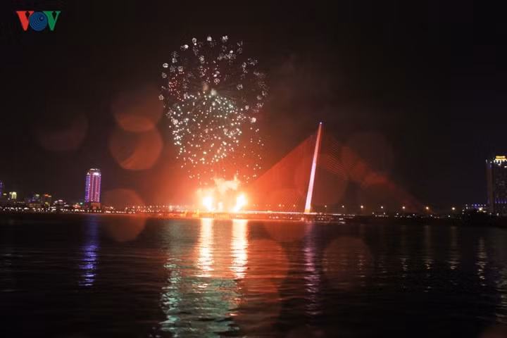 Man nhan man ban phao hoa ben song Han, Da Nang-Hinh-7