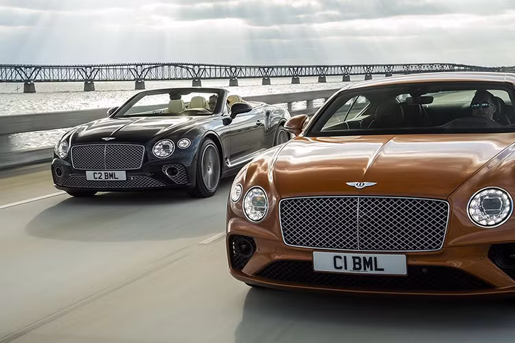 Hiện tại, Bentley đã nhận các đơn đặt hàng cho Continental GT V8 tại Hoa Kỳ, các đợt giao hàng đầu tiên dự kiến diễn ra vào quý ba năm nay. Các thị trường còn lại thì phải đợi tới quý 1 năm sau.