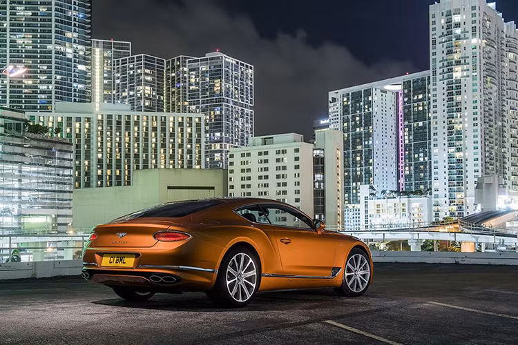 Bentley hứa hẹn rằng ngoài hiệu suất ấn tượng, động cơ trên Continental GT V8 còn hoạt động rất hiệu quả và tiết kiệm nhiên liệu nhờ hệ thống vô hiệu hóa xi-lanh, giúp tắt 4 xi-lanh khi người lái cảm thấy không cần thiết. Hãng cho biết quá trình này hoàn toàn không làm tổn hại đến khả năng lái trơn tru của xe vì việc chuyển từ 4 sang 8 xi-lanh hay ngược lại chỉ diễn ra trong khoảng 20 mili giây.