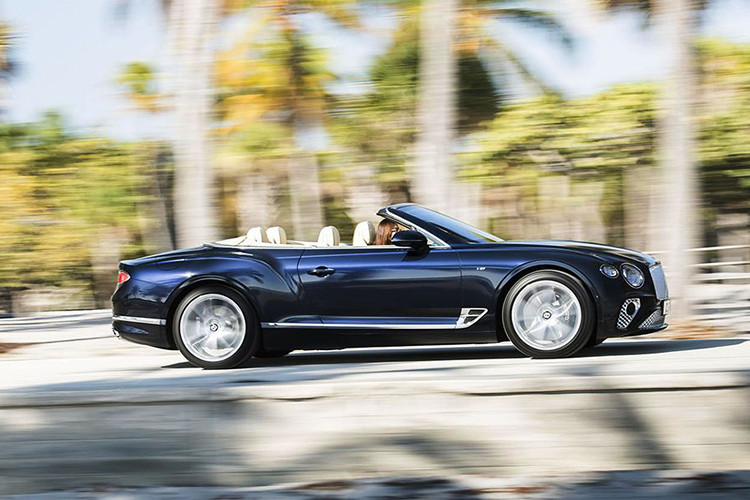 Tương tự như những mẫu xe mới của thương hiệu, Bentley Continental GT V8 có khả năng cá nhân hóa đa dạng. Theo tiêu chuẩn, cả bản coupe và mui trần của Continental GT V8 đều sử dụng mâm xe 10 chấu, 20 inch nhưng có thể hoàn thiện trong 9 kiểu thiết kế khác nhau, kích thước cũng có thể thay đổi lên tới 22 inch.