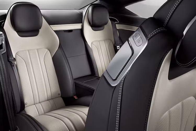 Không chỉ cầu kỳ từ khâu chọn lựa vật liệu mà sự sang trọng trong nội thất xe còn được thể hiện qua cách phối màu, thẩm mỹ. Bảng táp-lô của Continental GT V8 mới có thiết kế mở rộng, bay bổng theo phương ngang với các đường chủ đạo liền mạch từ chính giữa tới hai cửa xe.