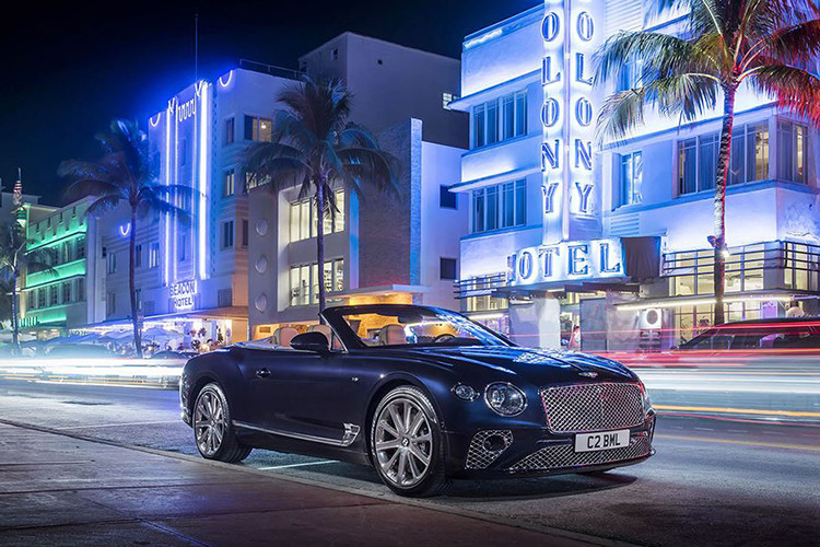 Continental GT V8 được hãng xe sang Bentley trang bị 7 lựa chọn sơn ngoại thất tiêu chuẩn và một loạt các tùy chọn bổ sung khác. Riêng phiên bản mui trần sẽ còn có thêm 7 lựa chọn màu mui vải khác nhau.