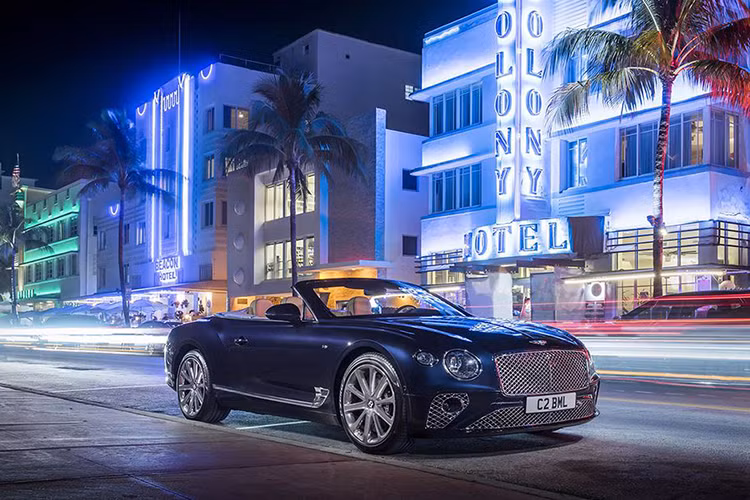 Continental GT V8 được hãng xe sang Bentley trang bị 7 lựa chọn sơn ngoại thất tiêu chuẩn và một loạt các tùy chọn bổ sung khác. Riêng phiên bản mui trần sẽ còn có thêm 7 lựa chọn màu mui vải khác nhau.