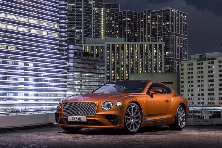  Bentley Continental GT V8 chậm hơn một chút so với bản W12 mạnh mẽ, Continental GT V8 Coupe cần 3,9 giây để tăng tốc từ 0 - 96 km/h trong khi W12 Coupe chỉ cần 3,7 giây để đạt 0 - 100 km/h. Mặt khác, GT V8 Convertible mới cần 4,0 giây để chạy nước rút từ 0 - 96 km/h, tốc độ tối đa của cả hai phiên bản là 318 km/h.