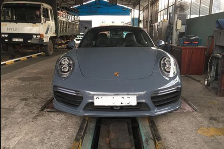 Là một trong những siêu xe Porsche màu độc thuộc dạng hàng hiếm ở Việt Nam và có giá khủng nên chiếc xe nhận rất nhiều sự chú ý từ cộng đồng mạng nói chung và giới yêu xe nói riêng trong thời gian qua.