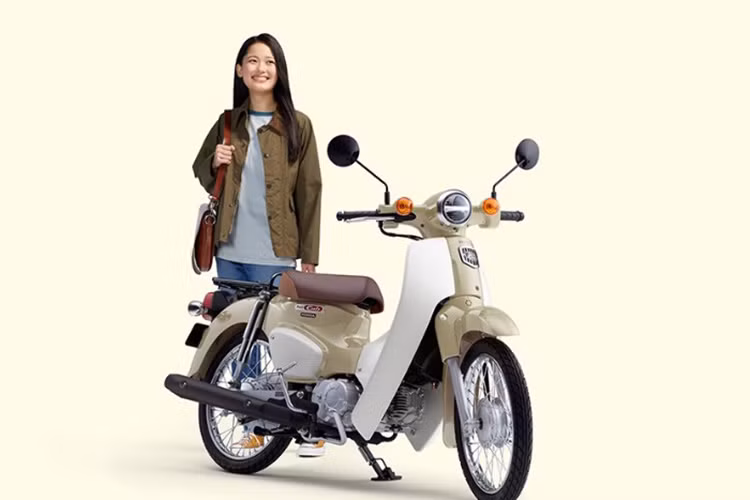 Mới đây, Honda tại Nhật Bản đã chính thức giới thiệu phiên bản 2025 dành cho mẫu xe máy Honda Super Cub 110 2025 mới. Phiên bản này được cải tiến động cơ mới để đáp ứng tiêu chuẩn khí thải mới được ban hành, đồng thời vẫn giữ được công suất mạnh mẽ và hiệu suất nhiên liệu xuất sắc.