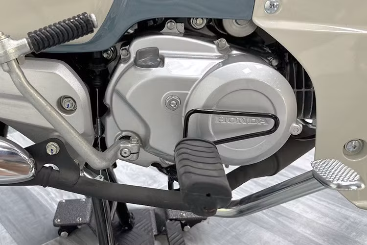 Hệ thống phanh của mẫu xe máy Hodan Super Cub C110 đời 2025 này cũng được cải thiện với đĩa phanh trước lớn hơn so với phiên bản tiêu chuẩn, và đặc biệt là màu sắc Seychelles Night Blue.