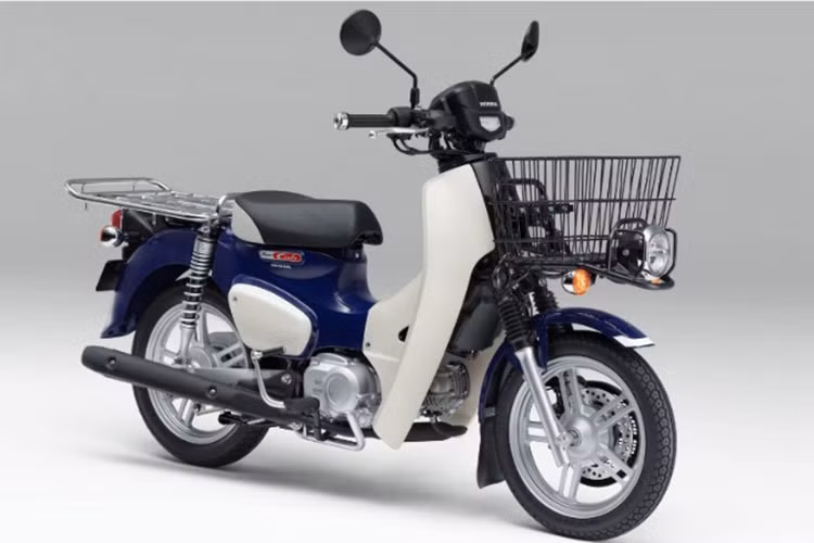 Honda Super Cub 110 2025 vẫn sử dụng động cơ đơn xi-lanh 109cc, 4 thì, SOHC, 2 van, làm mát bằng không khí, cho công suất 8 mã lực (PS) tại 7.500 vòng/phút và mô-men xoắn tối đa 8,8 Nm tại 5.500 vòng/phút. Hệ thống truyền động 4 số tiêu chuẩn, truyền lực qua xích và sử dụng ly hợp tự động.