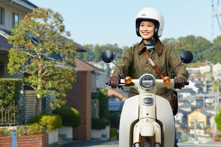 Tuy nhiên, mẫu xe số huyền thoại Honda Super Cub 110 này ngoài vành nan sẽ có thêm vành hợp kim Y 5 chấu cùng với lốp không ruột (Tubeless). Xe vẫn giữ hệ thống khởi động điện và khởi động chân như trước. 