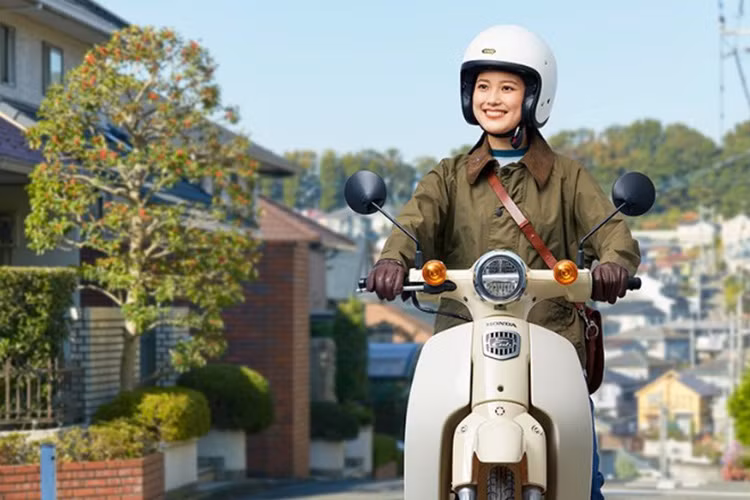 Tuy nhiên, mẫu xe số huyền thoại Honda Super Cub 110 này ngoài vành nan sẽ có thêm vành hợp kim Y 5 chấu cùng với lốp không ruột (Tubeless). Xe vẫn giữ hệ thống khởi động điện và khởi động chân như trước. 