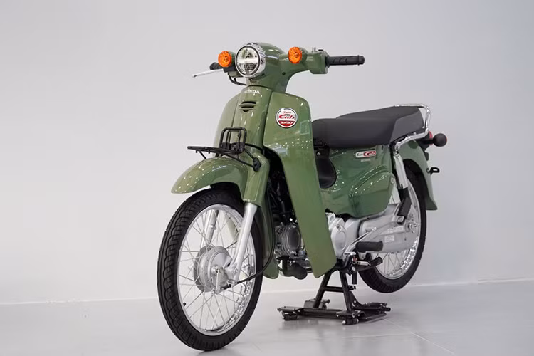Mức giá xe Honda Super Cub 110 2025 phiên bản tiêu chuẩn sẽ có mức bán ra từ 302.500 yên (tương đương khoảng 48,8 triệu đồng) còn bản PRO có giá bán là 346.500 yên (tương đương khoảng 56 triệu đồng).