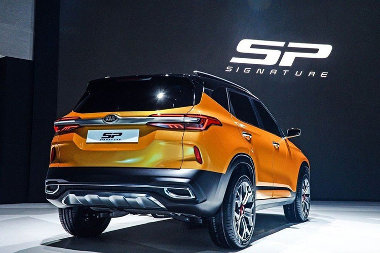 Bước sang hông xe, Kia SP Signature 2020 mới nổi bật với bộ mâm 5 chấu kép có thiết kế hình chữ Y mạnh mẽ giống với "người anh em" Stinger GT thể thao. Trên thân của SP Signature cũng được tô điểm nhiều đường gân dập nổi kèm mui xe màu đen tách biệt so với màu sơn thân làm gia tăng sự năng động và khiến chiếc xe như dài hơn.