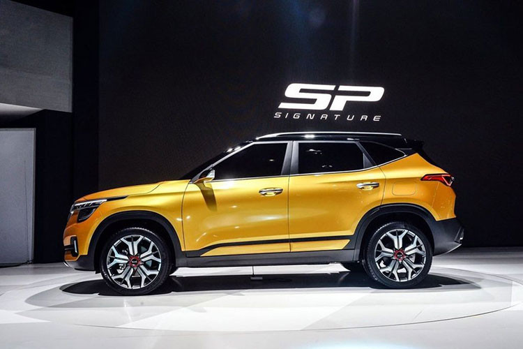 Lưới tản nhiệt phía trước cũng được Kia trau chuốt tỉ mỉ với các chi tiết hình chữ nhật nhỏ bên trong tinh tế và đậm dấu ấn. Có thể nói, phần đầu xe của Kia SP Signature mang một dáng vẻ trẻ trung và đầy cá tính, một sự khác biệt mà chưa có trên các mẫu xe Kia từ trước tới nay.