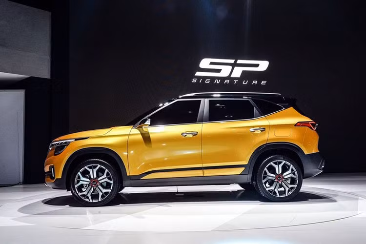 Lưới tản nhiệt phía trước cũng được Kia trau chuốt tỉ mỉ với các chi tiết hình chữ nhật nhỏ bên trong tinh tế và đậm dấu ấn. Có thể nói, phần đầu xe của Kia SP Signature mang một dáng vẻ trẻ trung và đầy cá tính, một sự khác biệt mà chưa có trên các mẫu xe Kia từ trước tới nay.