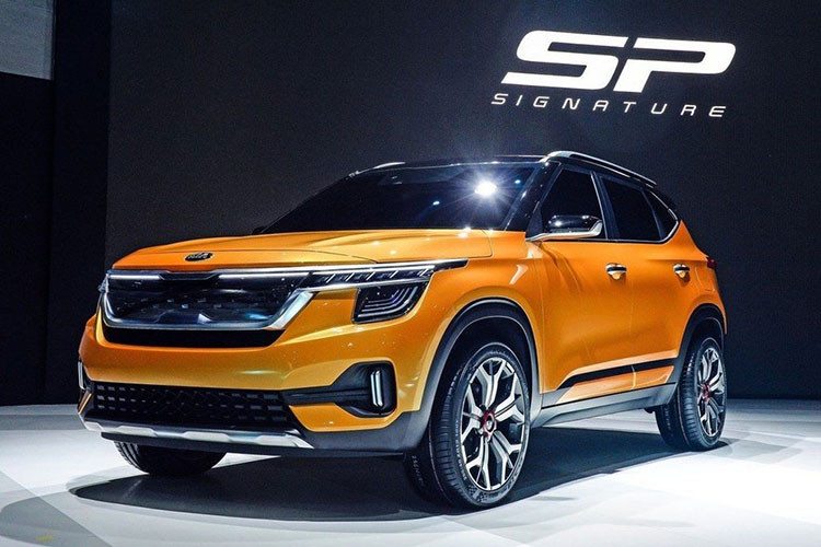 Về thiết kế tổng thể, Kia SP Signature Concpet mang ngôn ngữ thiết kế "lột xác" toàn diện so với các mẫu xe Kia hiện nay. Phần đầu xe nổi bật bới mặt ca-lăng hình thang cỡ lớn với đường viền bằng kim loại màu nhôm mờ khoẻ khoắn. Bên cạnh là hai dải đèn chiếu sáng công nghệ Led với thiết kế cầu kỳ và nổi bật.