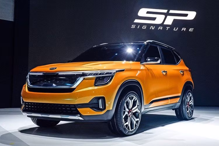 Về thiết kế tổng thể, Kia SP Signature Concpet mang ngôn ngữ thiết kế "lột xác" toàn diện so với các mẫu xe Kia hiện nay. Phần đầu xe nổi bật bới mặt ca-lăng hình thang cỡ lớn với đường viền bằng kim loại màu nhôm mờ khoẻ khoắn. Bên cạnh là hai dải đèn chiếu sáng công nghệ Led với thiết kế cầu kỳ và nổi bật.