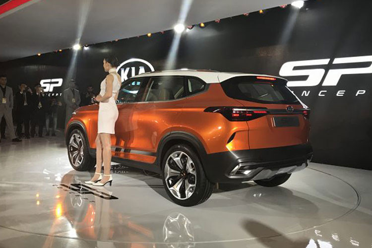 Phần đuôi của Kia SP Signature cũng được thiết kế trau chuốt đến từng chi tiết nhỏ nhất. Cụm đèn hậu dạng Led mảnh mai với đường viền nhôm kéo dài xuyên suốt qua phần đèn đúng với xu hướng thiết kế hiện nay. Hai ống xả giả được mạ chrome ở gần cản dưới, ống xả thật của xe chỉ có duy nhất 1 bộ đặt gọn gàng dưới gầm xe.