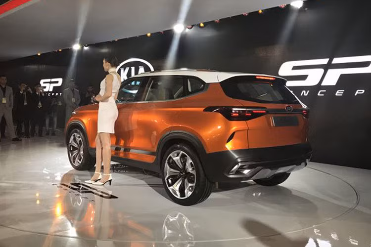 Phần đuôi của Kia SP Signature cũng được thiết kế trau chuốt đến từng chi tiết nhỏ nhất. Cụm đèn hậu dạng Led mảnh mai với đường viền nhôm kéo dài xuyên suốt qua phần đèn đúng với xu hướng thiết kế hiện nay. Hai ống xả giả được mạ chrome ở gần cản dưới, ống xả thật của xe chỉ có duy nhất 1 bộ đặt gọn gàng dưới gầm xe.