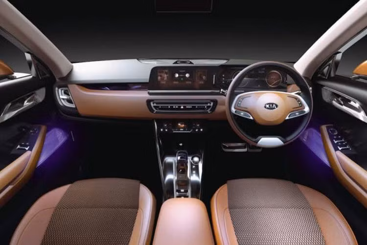 Nếu như ngoại thất mang dáng vẻ ấn tượng và nổi bật thì khi bước vào không gian nội thất, Kia SP Signature cũng gây ấn tuợng thị giác không hề kém chút nào. Vô-lăng hai chấu với thiết kế đơn giản mà tinh tế, ung quanh viền được bọc da khác màu đi kèm nhiều nút bấm chức năng.