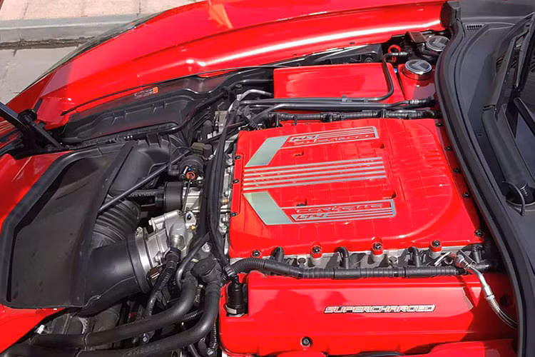 Nằm dưới nắp ca-pô của Corvette Z06 Stingray là khối động cơ V8 mang mã hiệu LT4 với công suất 6.2l và sử dụng bộ siêu nạp (supercharger) để tăng công suất. Động cơ này được kết hợp với hộp số tự động 8 cấp.