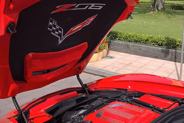 Công suất tối đa của xe là 650 mã lực, cùng với mô-men xoắn cực đại đạt 881 Nm. Dù mạnh mẽ nhưng Corvette Z06 Stingray vẫn có mức tiêu thụ nhiên liệu khá ấn tượng nhờ công nghệ ngắt xi-lanh, giúp xe chỉ chạy bằng 4 xi-lanh khi không cần sức mạnh lớn.