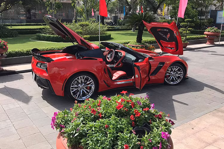 Tại thị trường Việt Nam, sau khi nộp đầy đủ các loại thuế và phí chiếc Corvette Z06 Stingray này phải có giá khoảng hơn 6 tỷ đồng - đó là trước ngày 1/7/2016), hiện những mẫu xe dung tích trên 6.0 lít sẽ phải chịu thuế tiêu thụ đặc biệt 150% nên nó sẽ đắt hơn khá nhiều.