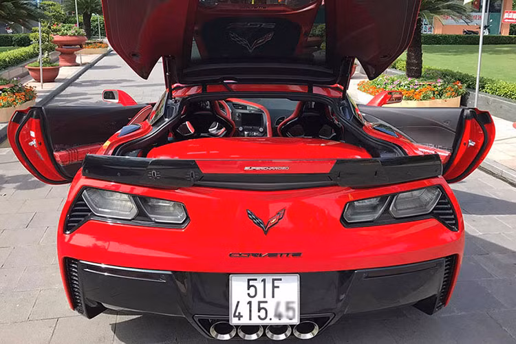 Nổi bật lên trên tổng thể thân xe đỏ rực rỡ ngày xuân là bộ vành 19 inch phía trước và 20 inch phía sau màu chrome bóng loáng. phía đuôi xe là cụm ống xả thiết kế bắt mắt với 4 đầu xả mạ crom sáng bóng.