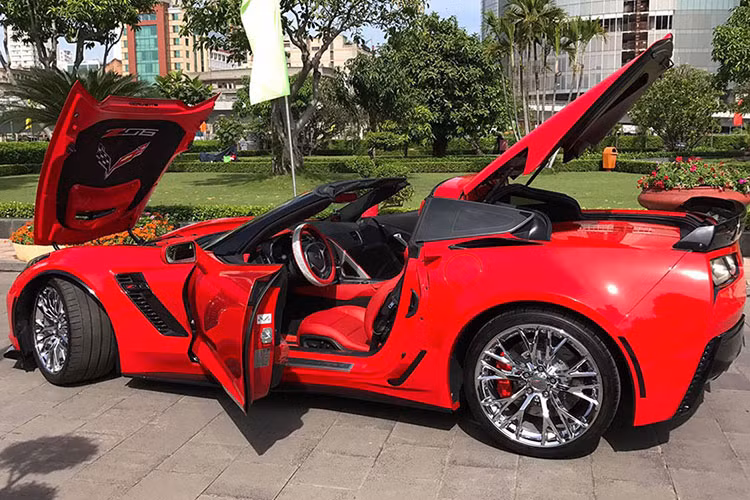 Tại Mỹ, giá khởi điểm của một chiếc Chevrolet Corvette Z06 là 80.395 USD - một cái giá tương đối hợp lý khi xét tới hiệu năng vận hành mà chiếc xe đem lại. Đối thủ chính của siêu xe này là Porsche 911, Dodge Viper hay Nissan GT-R.