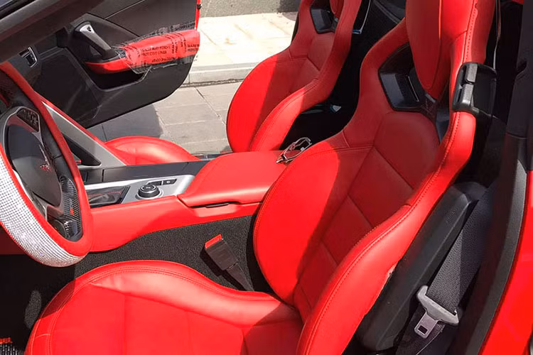 Bên trong, nội thất bọc da thật và sợi carbon "sẹc tông" với ngoại thất, các phím điều khiển đơn giản tập trung vào cảm giác lái. Trên bảng táp-lô, da thật, nhôm xước hay sợi carbon là những chất liệu thường chỉ có trên những chiếc xe thể thao sang trọng của Đức cũng có trên Z06.