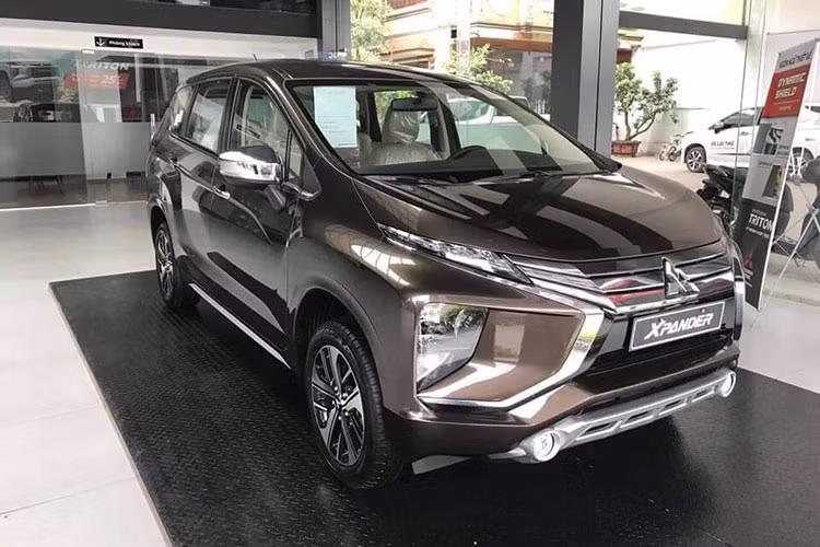 Trong tháng 11 vừa qua, Mitsubishi Xpander tiếp tục đứng đầu phân khúc xe MPV với doanh số 2.300 xe, tăng 213 xe so với tháng trước giúp cho dòng xe MPV tăng. Tính đến hết tháng 11, doanh số Xpander là 13.889 xe. Hiện tại, Mitsubishi đang mở bán với 3 phiên bản gồm 1 bản lắp ráp giá 630 triệu đồng và 2 bản nhập khẩu là AT (630 triệu đồng) và MT (555 triệu đồng).