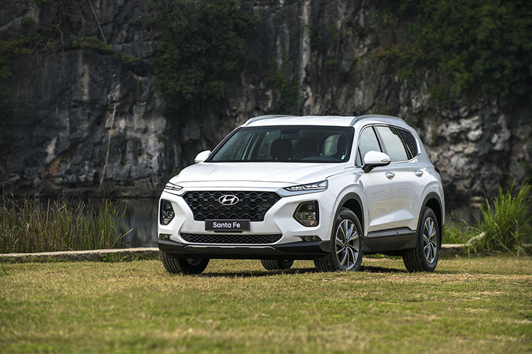 Mẫu xe Hyundai SantaFe đã có doanh số tháng 11 đạt 1.503 xe, tăng 574 xe so với tháng trước. Sự tăng trưởng này đã đưa mẫu SUV 7 chỗ trở lại với top 10 xe bán chạy nhất sau khi mất hút trong tháng 10.