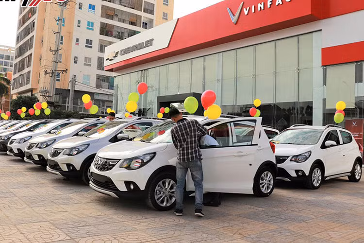 Với 2.816 xe bán ra trong tháng 11, Vinfast Fadil tăng gần 1.000 xe so với tháng trước, kết quả này giúp cho mẫu xe nhà VinFast vượt mặt Accent vươn lên vị trí thứ 2 trong bảng xếp hạng và trở thành mẫu xe ăn khách nhất của VinFast cũng như trong phân khúc riêng. Từ khi công bố doanh số đến nay VinFast Fadil đạt 14.573 xe bán ra.