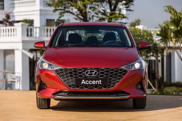 Hyundai Accent tiếp tục chịu thua Toyota Vios và thậm chí trong tháng 11 vừa qua Accent bất ngờ bị đàn em Grand i10 áp đảo về doanh số. Với doanh số 2.514 xe trong tháng 11, Hyundai Accent tụt xuống vị trí thứ 4 trong bảng xếp hạng, doanh số cộng dồn từ đầu năm đến nay là 17.522 xe được giao đến tay khách hàng. Ưu điểm của Accent là ngoại hình đẹp đẽ, duyên dáng, nội thất đầy đủ và giá cả rất hợp túi tiền