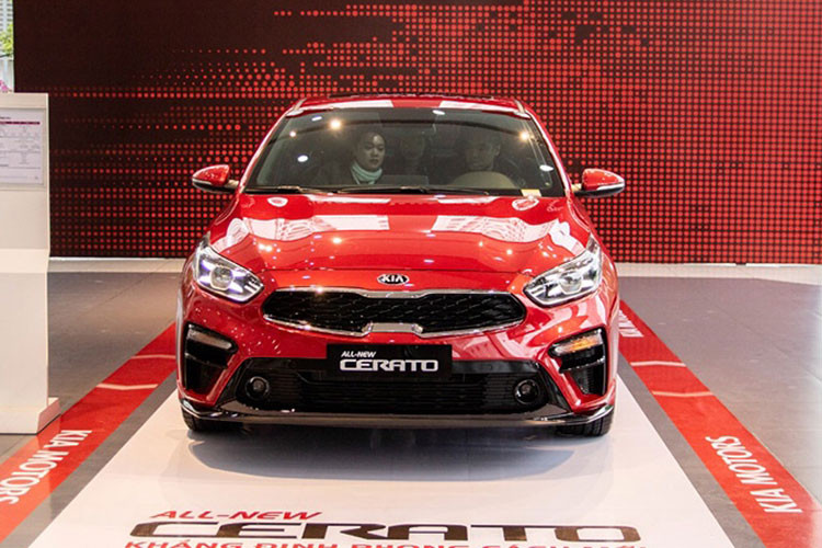 Với doanh số 1.773 xe tăng hơn 200 xe so với tháng trước, giúp cho Kia Cerato tiếp tục góp mặt trong top 10 xe bán chạy cũng như dẫn đầu phân khúc sedan hạng C. Doanh số cộng dồn của Cerato đang là 10.259 xe. Theo đó Cerato đang mở bán với 4 phiên bản và có giá 529-670 triệu đồng.