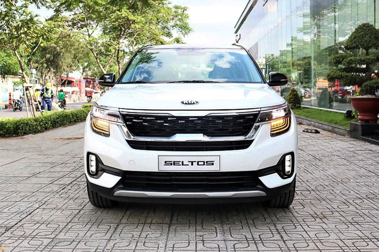 Kia Seltos là một tân binh trong phân khúc SUV B, cạnh tranh trực tiếp với Hyundai Kona. Với doanh số 1.821 xe trong tháng 11/2020, Kia Seltos tăng … bậc từ vị trí thứ 10 .. lên vị trí …trong bảng xếp hạng. Kết quả khá ấn tượng giúp Kia Seltos vượt mặt Corolla Corsoss vươn lên vị trí dẫn đầu phân khúc. Tổng doanh số của Kia Seltos từ khi chính thức giao xe vào tháng 09 đến thời điểm hiện tại đang là 4.473 xe.
