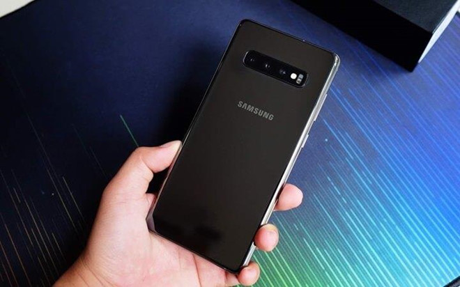 Đầu tiên trong loạt smartphone giảm giá là chiếc Galaxy S10 Plus phiên bản gốm chính hãng đang được giảm 10 triệu đồng, còn 24 triệu đồng. Chương trình được áp dụng tại một hệ thống lớn. So với bản thường, Galaxy S10 Plus gốm mang đến cảm giác cao cấp hơn khi cầm nắm. Máy còn được trang bị dung lượng RAM 12 GB và bộ nhớ 1 TB. Các thông số còn lại vẫn giống như Galaxy S10 Plus bản thường.