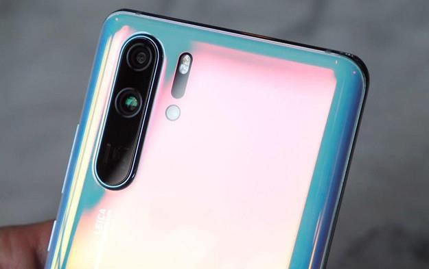Huawei P30 Pro cũng được điều chỉnh giá. Theo đó, model này đang được giảm 3 triệu đồng, còn 20 triệu đồng. Chương trình áp dụng tại nhiều cửa hàng từ ngày 24-30/6. Máy cho khả năng chụp ảnh tốt với hệ thống 3 camera phía sau, gồm 40 MP, 20 MP và 8 MP.